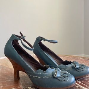 TEAL VINTAGE HEELS WITH A BOW AND CUTE FRINGE